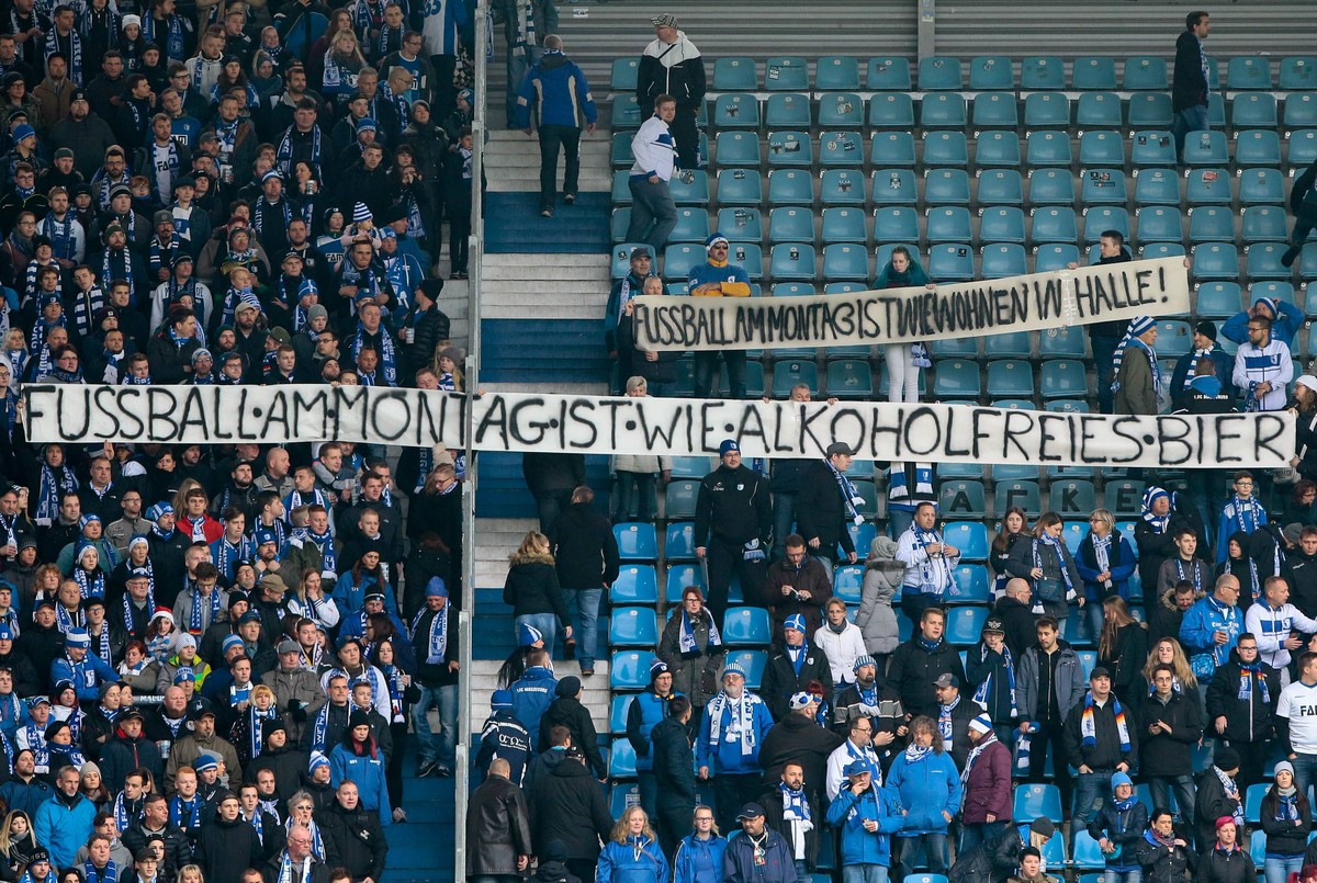 Sport Bilder des Tages 02.12.2018, xtgx, Fussball 2.Bundesliga, 1.FC Magdeburg - VfL Bochum emspor, v.l. Fanprotest, Protest gegen Montagsspiele (DFL/DFB REGULATIONS PROHIBIT ANY USE OF PHOTOGRAPHS as ...