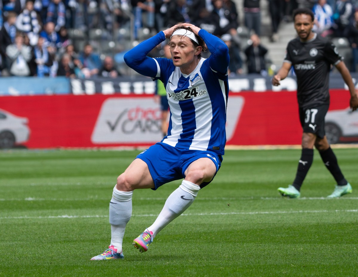 04.05.2025, Berlin: Fußball: 2. Bundesliga, Hertha BSC - SpVgg Greuther Fürth, 32. Spieltag, Olympiastadion, Herthas Fabian Reese ärgert sich, nachdem der Schiedsrichter auf Abseits entschieden hat. F ...