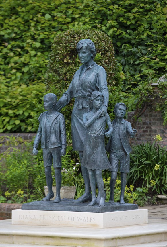Die Statue von Diana, die sie umgeben von drei Kindern zeigt.