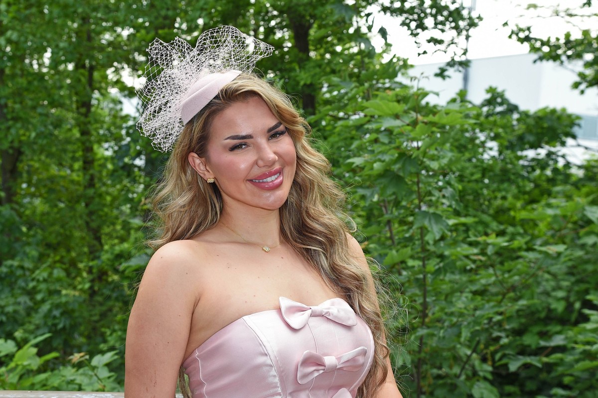 Kim Virginia Hartung beim BILD RENNTAG auf der Trabrennbahn in Gelsenkirchen am 01.05.2024 *** Kim Virginia Hartung at the BILD RENNTAG at the trotting track in Gelsenkirchen on 01 05 2024