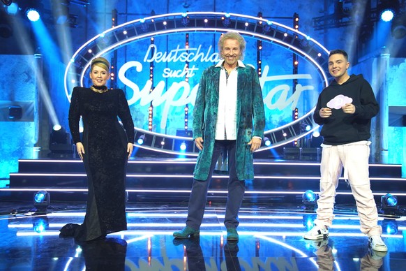 HANDOUT - 27.03.2021, Nordrhein-Westfalen, K�ln: S�ngerin Maite Kelly, Moderator Thomas Gottschalk und S�nger Mike Singer stehen vor dem Halbfinale der Castingshow &quot;Deutschland sucht den Supersta ...