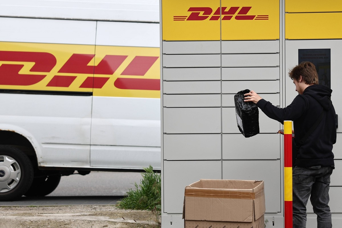 Krakow Economy And Delivery Companies A courier works at DHL parcel locker is seen in Krakow, Poland on June 11, 2025. Krakow Poland PUBLICATIONxNOTxINxFRA Copyright: xJakubxPorzyckix originalFilename ...