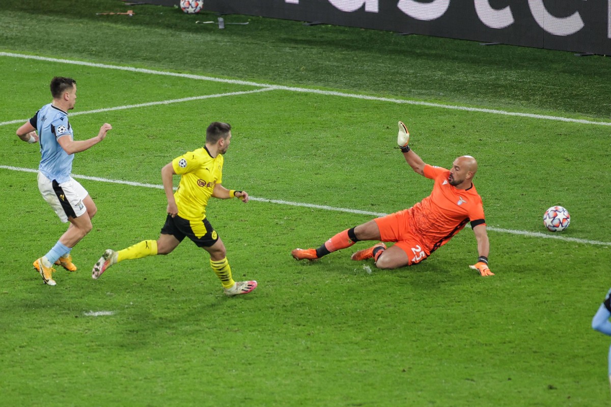 Drin das Ding: Raphael Guerreiro überwindet Lazio-Torwart Pepe Reina.