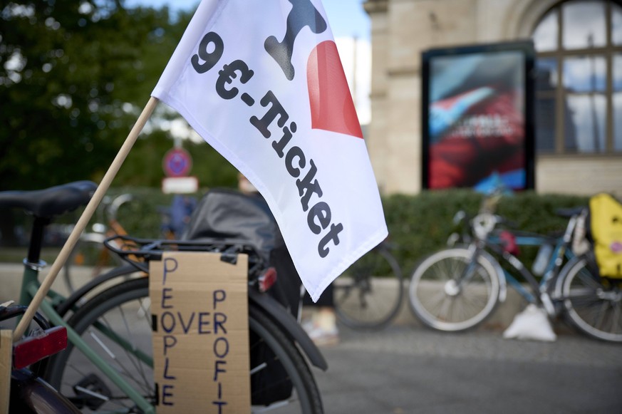 Ohne Kerosin nach Berlin vor dem Vehrkehrsministerium DEU, Deutschland, Berlin, 01.09.2020: Ein bundesweiter Fahrradprotest, initiiert von Students for Future und weiteren For Future Initiativen. Anfa ...