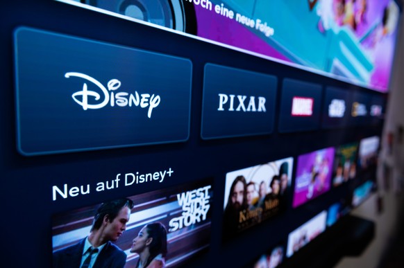 ARCHIV - 08.03.2022, Baden-W�rttemberg, Rottweil: Auf einem Fernseher in einer Wohnung sind verschiedene Streaming-Dienste ge�ffnet. (zu dpa �Disney holt mit Streaming-Diensten Netflix ein�) Foto: Sil ...