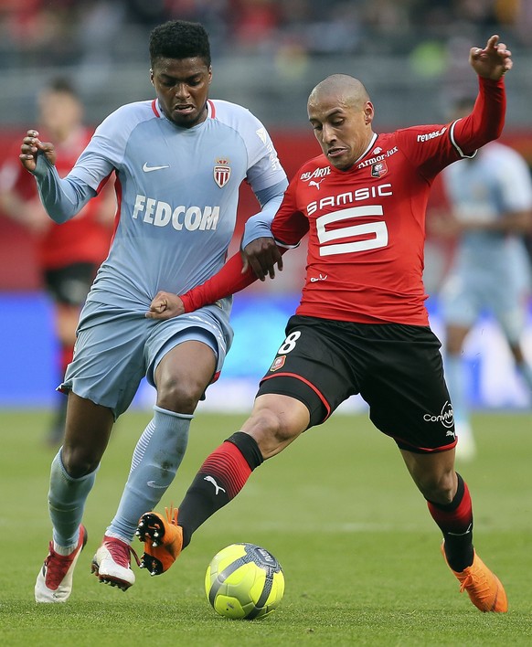 Rennes&#039; Wahbi Khazri, right, challenges with Monaco&#039;s defender Jemerson during their French League One soccer match in Rennes, western France, Wednesday, April 4, 2018.(AP Photo/David Vincen ...