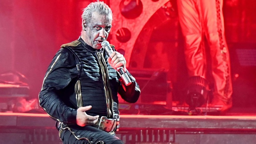 ARCHIV - 18.06.2022, Nordrhein-Westfalen, Düsseldorf: Till Lindemann, Frontsänger der Band Rammstein, steht im Rahmen der Deutschland-Tournee mit dem Album «Zeit» auf der Bühne. (zu dpa KORR ««Ich wil ...