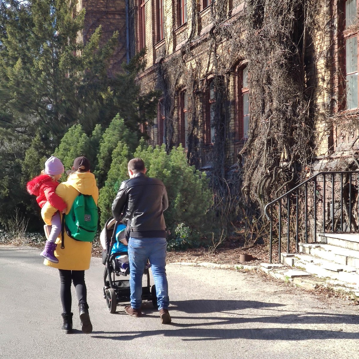 Viele Familien sind auf dem Gelände unterwegs.