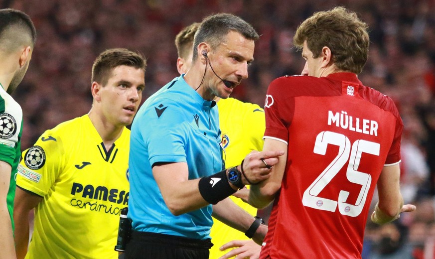 Tumulten und Streit: hier 25 Thomas Mueller FCB gegen 13 Geronimo Rulli Villarreal CF und Schiedsrichter Slavko Vincic Fussball / UEFA Champions League / FC Bayern Muenchen - Villarreal CF / Allianz A ...