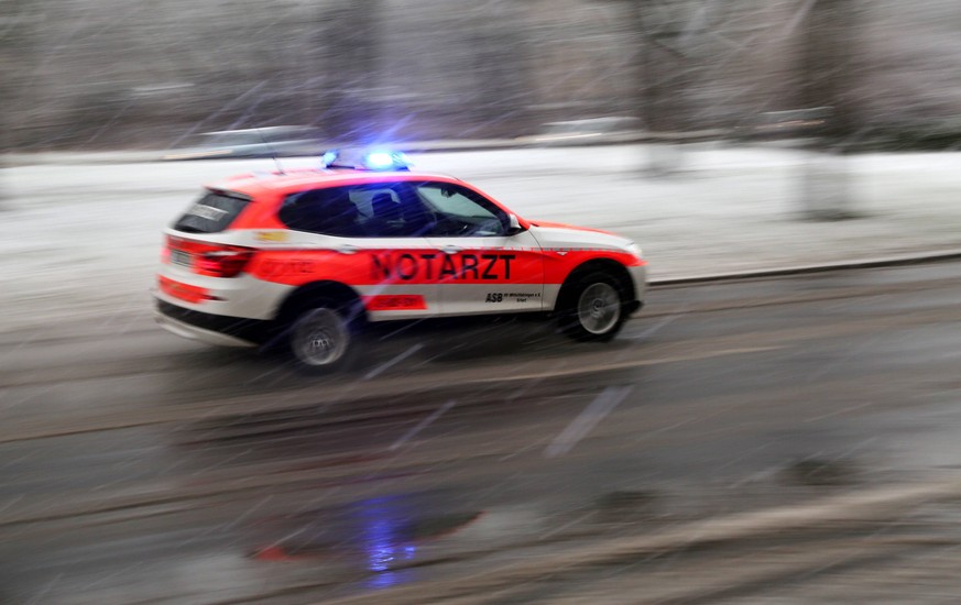 Erfurt - Notarzt 19.01.18 , Erfurt, Notarztwagen mit Blaulicht im Einsatz *** Erfurt ambulance 19 01 18 Erfurt ambulance with flashing light in use