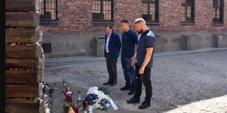 Kollegah und Farid Bang waren in der KZ-Gedenkstätte Auschwitz