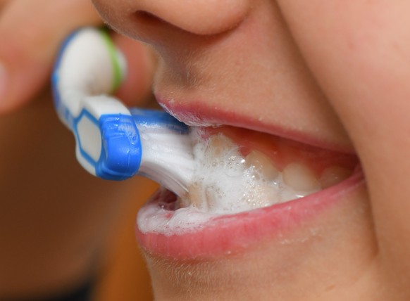 Archivos - 2 de noviembre de 2019, Brandeburgo, Sieversdorf: Una niña de nueve años se cepilla los dientes con pasta dental.  Cualquiera que siga los consejos de su dentista se beneficiaría de tomarlo al menos dos veces al día.  B ...