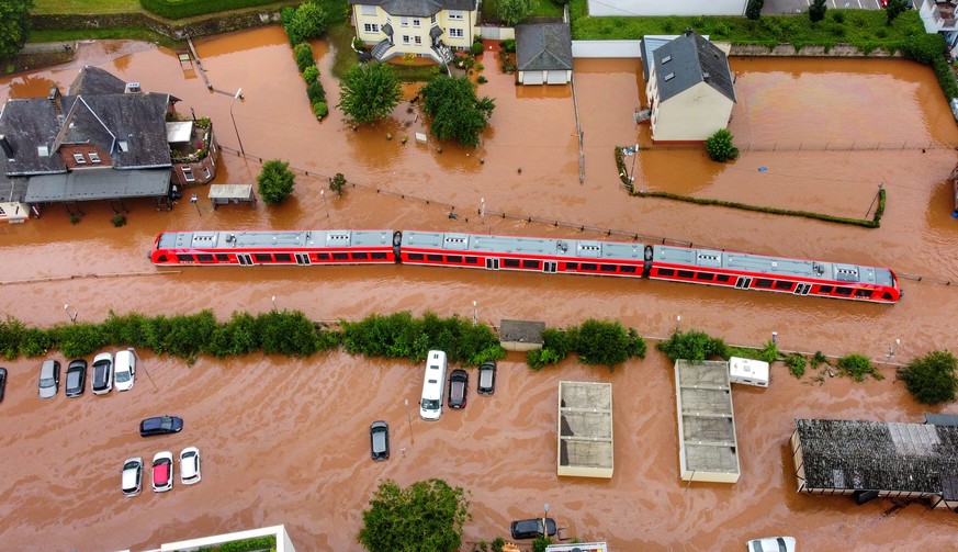 dpatopbilder - 15.07.2021, Rheinland-Pfalz, Kordel: Ein Regionalzug steht im Bahnhof des Ortes im Wasser (Aufnahme mit einer Drohne). Der Strom viel aus und die Bahn blieb am Mittwoch (14.07.2021) lie ...