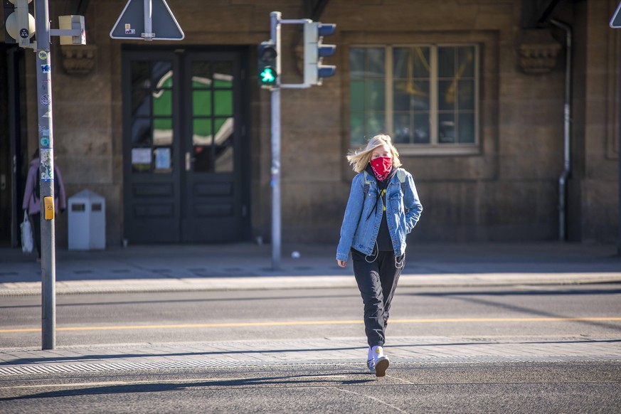 Seit dem 20. April 2020 gilt in Sachsen eine Mundschutzpflicht im ÖPNV und in Geschäften. Die Stadt Leipzig und die Leipziger Verkehrsbetriebe luden deshalb zu einem Pressetermin, bei dem Masken an Mi ...