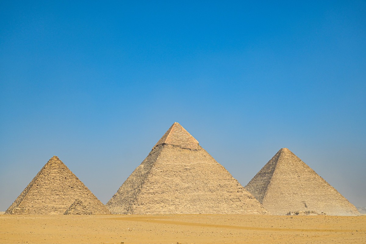 02.03.2023, Ägypten, Gizeh: Gesamtansicht der Pyramiden von Gizeh Menkaure (l-r), Chephren und Cheops. Ein internationales Forschungsteam hat in der berühmten ägyptischen Cheops-Pyramide von Gizeh ein ...