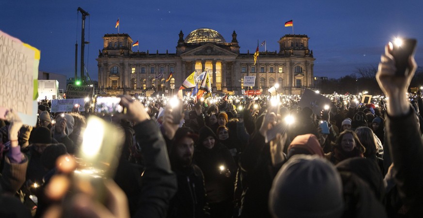 Demonstranten bei der Demo - Demokratie verteidigen - Zusammen gegen Rechts - , vor dem Reichstag Berlin, 21.01.2024. Berlin Deutschland *** Demonstrators at the demo Defending democracy together agai ...