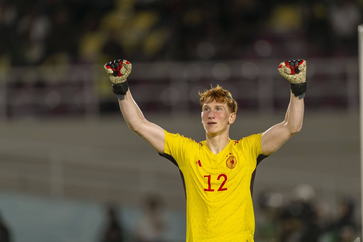 02.12.2023, Fussball U-17-Weltmeisterschaft 2023, Finale: Deutschland - Frankreich, im Manahan Stadium Surakarta. Siegerehrung für die Deutsche Nationalmannschaft, Weltmeister 2023 Torwart Konstantin  ...