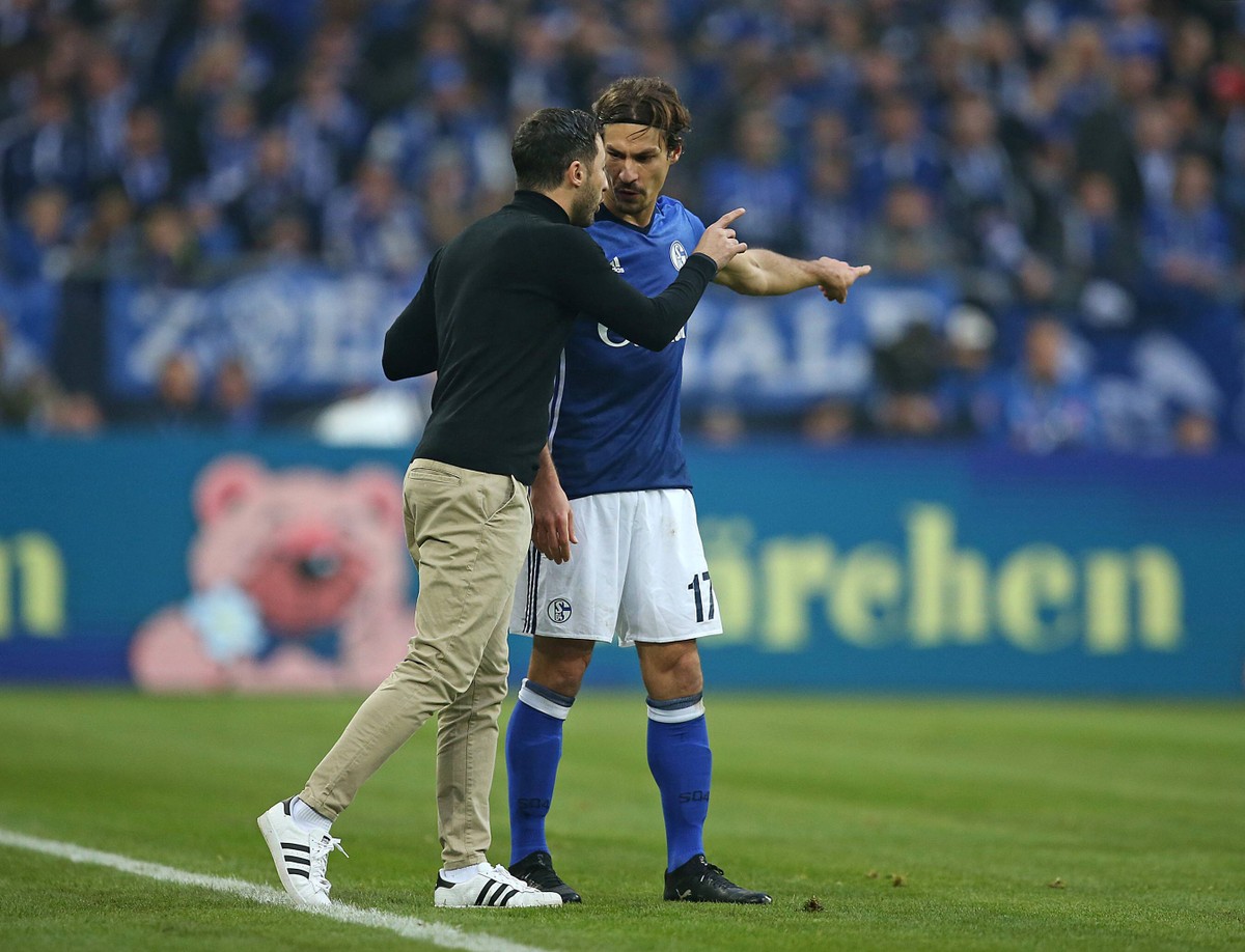 19.11.2017, Fussball 1. Bundesliga 2017/2018, 12. Spieltag, FC Schalke 04 - Hamburger SV, in der VELTINS-Arena Gelsenkirchen. v.l. Trainer Domenico Tedesco (Schalke) und Benjamin Stambouli (Schalke) * ...