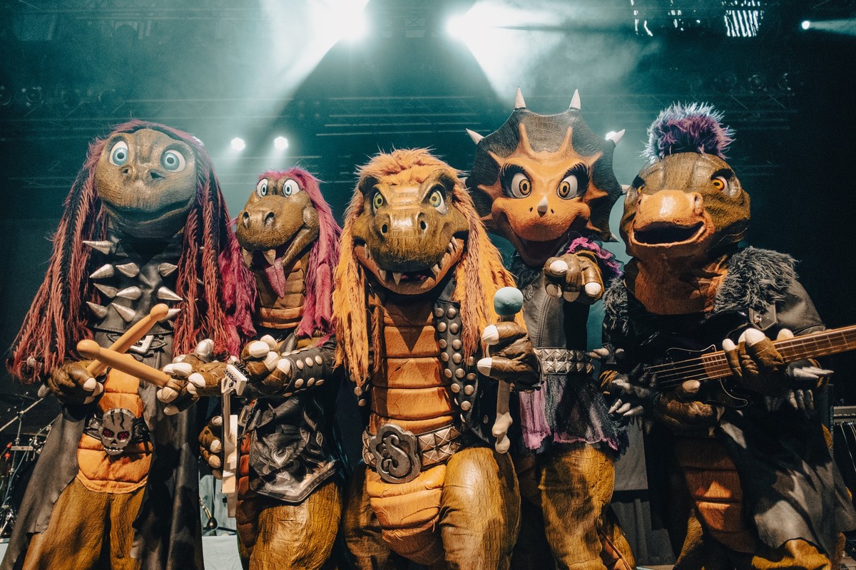 Die Dino-Band Heavysaurus spielt Heavy Metal für Kinder. Um die 200 Konzerte geben die Reptilien im Laufe von nur einem Jahr. Mit Watson reden sie über die Herausforderungen dabei, aber auch darüber,  ...