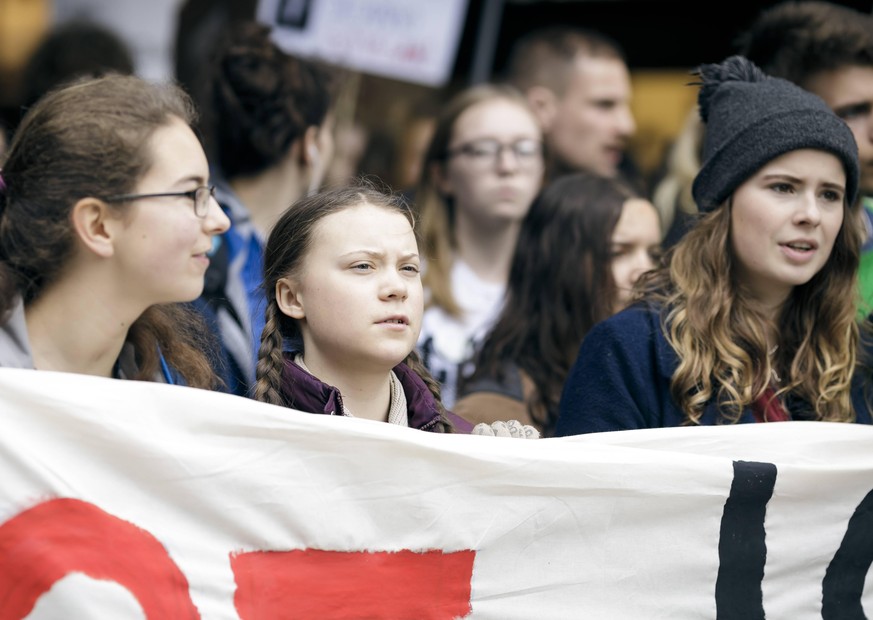 Die schwedische Klimaaktivistin Greta Thunberg nimmt zusammen mit Luisa Marie Neubauer an der Demonstration fridaysforfuture FFF in Berlin teil . 29.03.2019. Berlin Deutschland The Swedish climate act ...