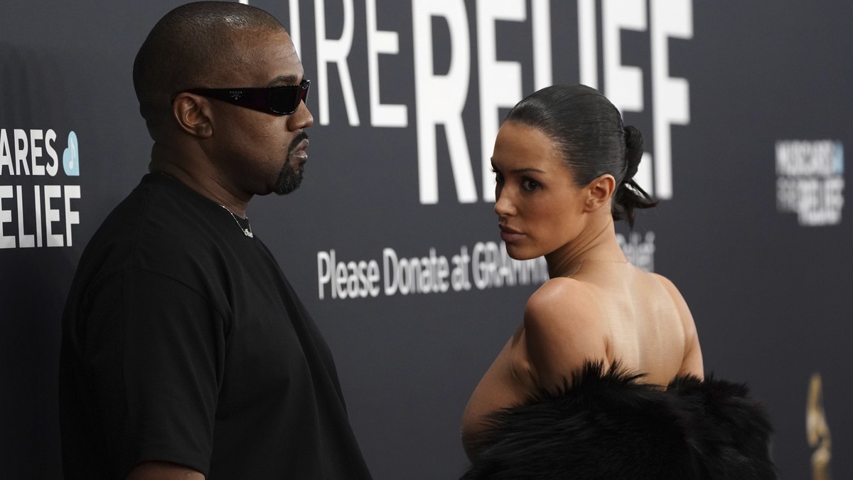 02.02.2025, USA, Los Angeles: Kanye West und Bianca Censori kommen zur 67. Grammy-Verleihung. Foto: Jordan Strauss/Invision/AP/dpa +++ dpa-Bildfunk +++