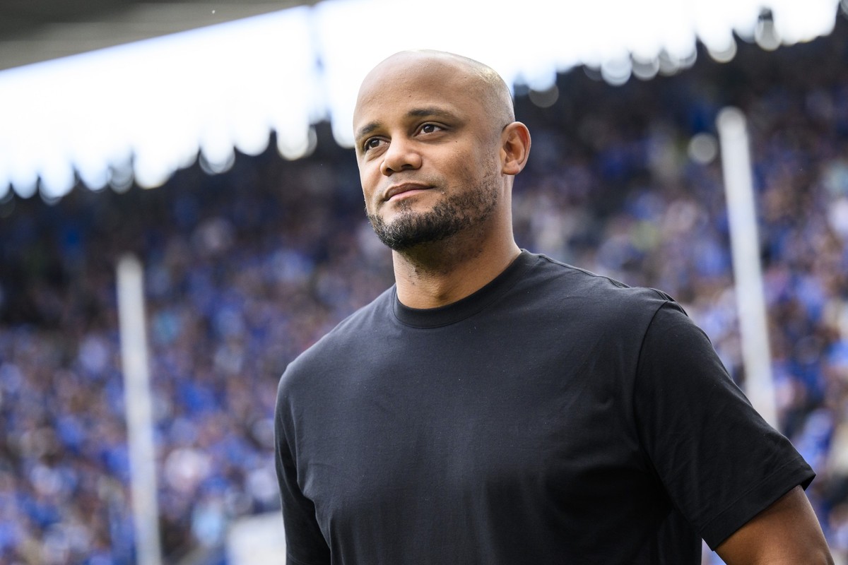 17.05.2025, Baden-Württemberg, Sinsheim: Fußball: Bundesliga, TSG 1899 Hoffenheim - Bayern München, 34. Spieltag, PreZero Arena. Münchens Trainer Vincent Kompany steht vor dem Spiel im Stadion. Foto:  ...