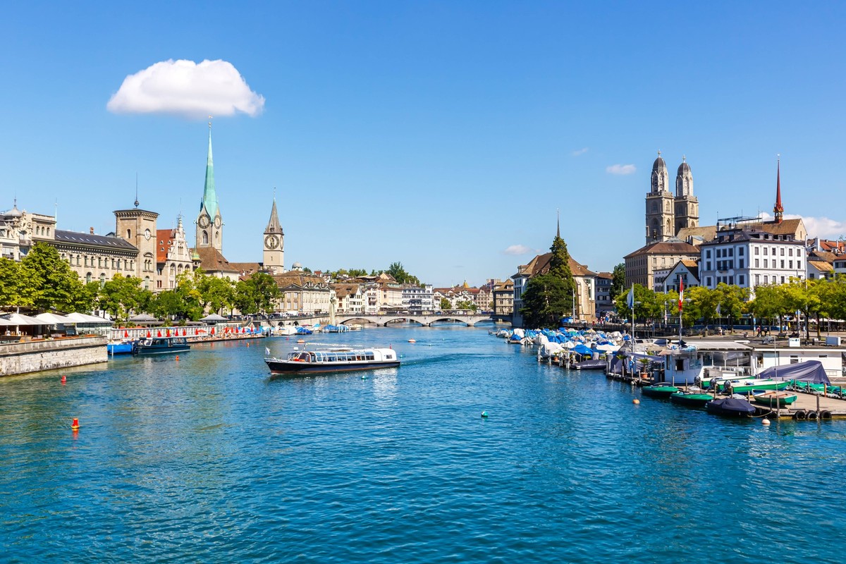 Z�rich Skyline Stadt am Fluss Limmat in der Schweiz Z�rich, Schweiz - 10. August 2023: Z�rich Skyline Stadt am Fluss Limmat in Z�rich, Schweiz. *** Zurich Skyline City on the River Limmat in Switzerla ...