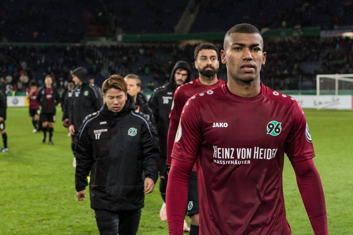 GER, DFB-Pokal, 2. Runde, Hannover 96 vs VfL Wolfsburg / 30.10.2018, HDI Arena, Hannover, GER, DFB-Pokal, 2. Runde, Hannover 96 vs VfL Wolfsburg DFB REGULATIONS PROHIBIT ANY USE OF PHOTOGRAPHS AS IMAG ...