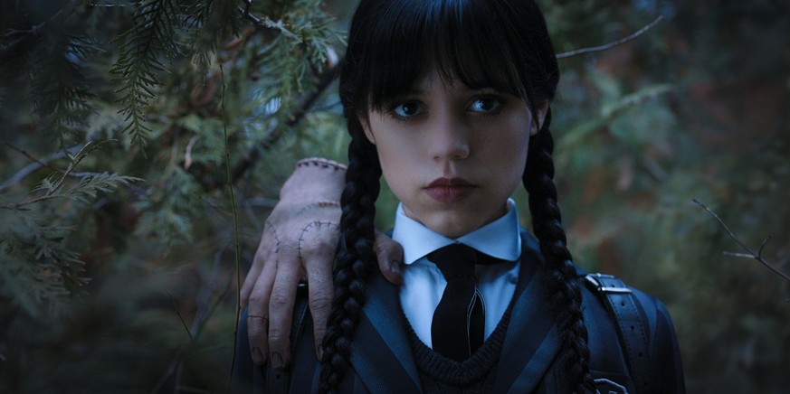 HANDOUT - 01.09.2022, ---, --: Das «Eiskalte Händchen» und Jenna Ortega als Wednesday Addams in einer Szene aus «Wednesday» (undatiert). Die neue Addams-Family-Serie ist auf dem Streamingdienst Netfli ...