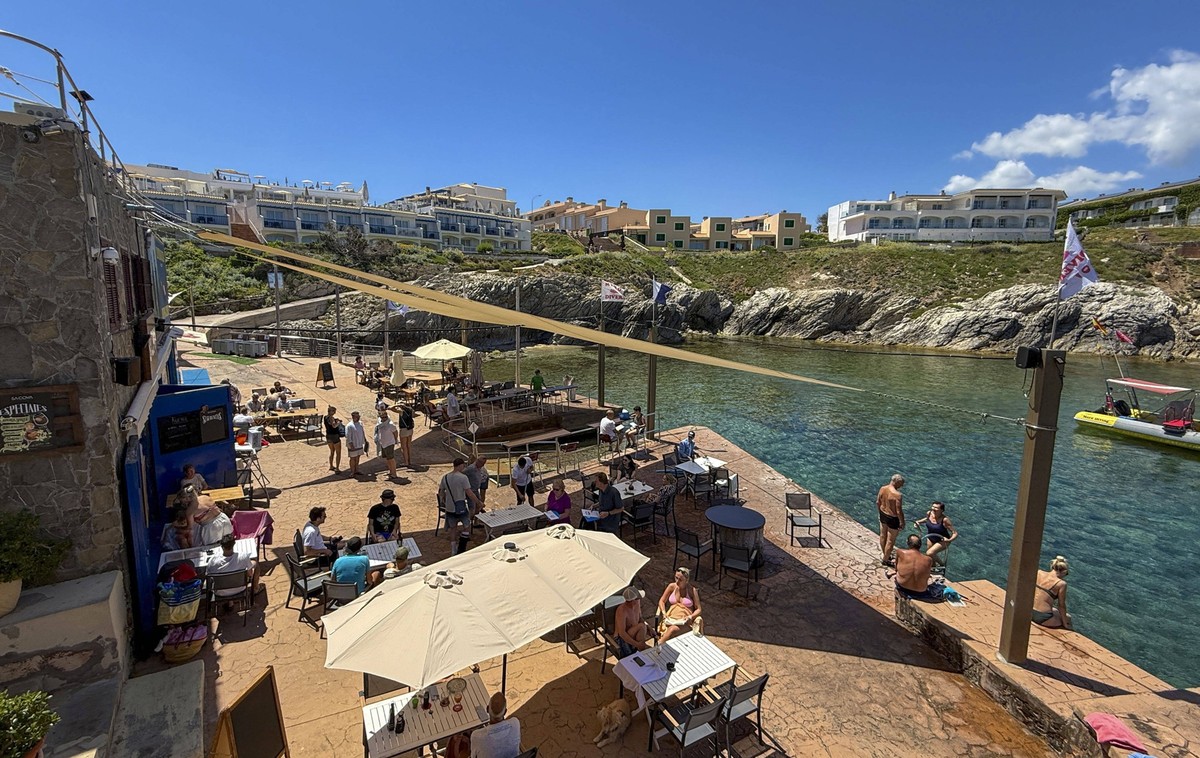 23.07.2025, Beliebtes Reiseziel der Deutschen, Mallorca. Hier Cala Ratjada am Strand Cala Agulla. Das Cafe Beach-Club Sa Cova am Mero-Diving-Center an der Cala Lliteras, 23.07.2025, Urlaubsreisen Mall ...