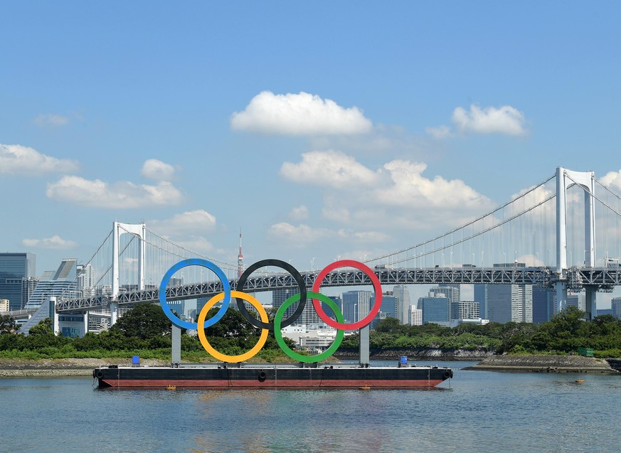 22.07.2021, Japan, Tokio: Ein Blick auf olympischen Ringe vor der Rainbow Bridge. Die Ringe stehen auf einem Ponton in der Bucht von Tokio. Die Olympischen Spiele 2020 Tokio finden vom 23.07.2021 bis  ...
