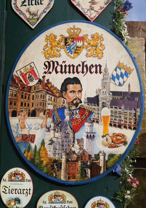 Das 186. Oktoberfest in München auf der Theresienwiese Von Süßigkeiten bis Bratwürste und Bier gibt es alles auf dem Münchner Oktoberfest Schild von König Ludwig, München Deutschland Theresienwiese Th ...