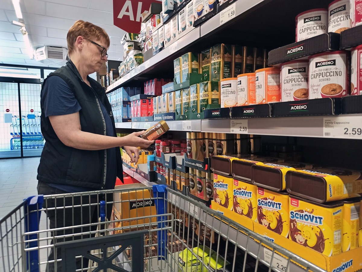 Einkauf in einem Supermarkt oder Discounter zu Zeiten von Corona und Krieg in der Ukraine. Einkauf in Zeiten von Corona und Krieg in der Ukraine *** Shopping in a supermarket or discount store at the ...