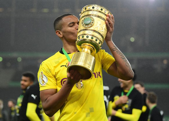 firo : 13.05.2021 Fußball: Fussball: DFB Pokal , Finale Saison 2020/21 RB Leipzig - BVB , Borussia Dortmund 1:4 Pokalsieger 2021 DFB-Pokalsieger 2021, Pokal Siegerehrung , mit Trophäe . Manuel Akanji  ...