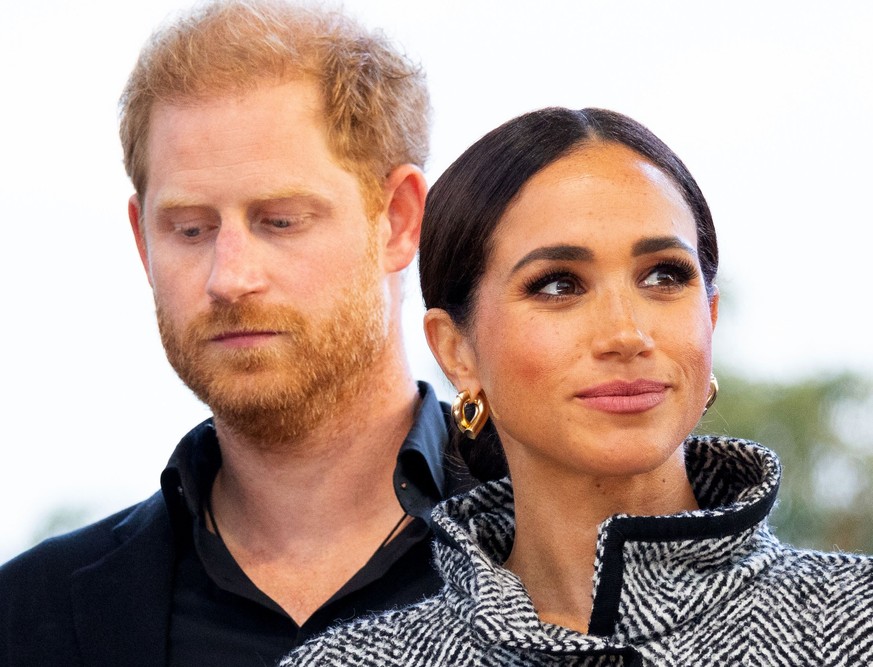 ARCHIV - 22.09.2023, USA, Santa Barbara: Prinz Harry (hinten), Herzog von Sussex, und seine Frau Meghan, Herzogin von Sussex, während des One805LIVE! Music Festivals. (zu dpa «Wirbel um zurückgezogene ...