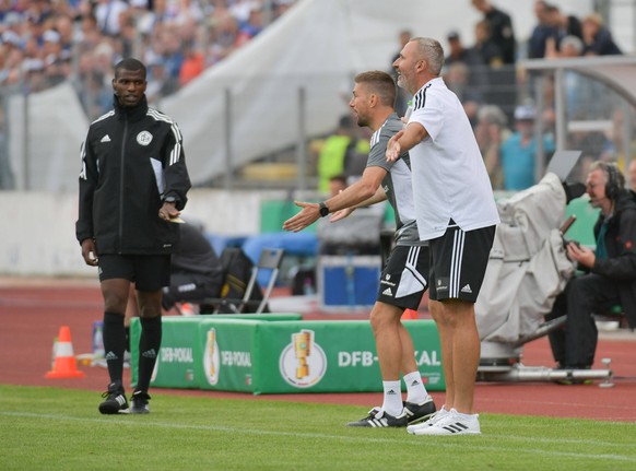 Vierter Offizieller Schiedsrichter Assad Nouhoum, Co Trainer Julian Hübner (Hamburger SV), Trainer Tim Walter (HSV)