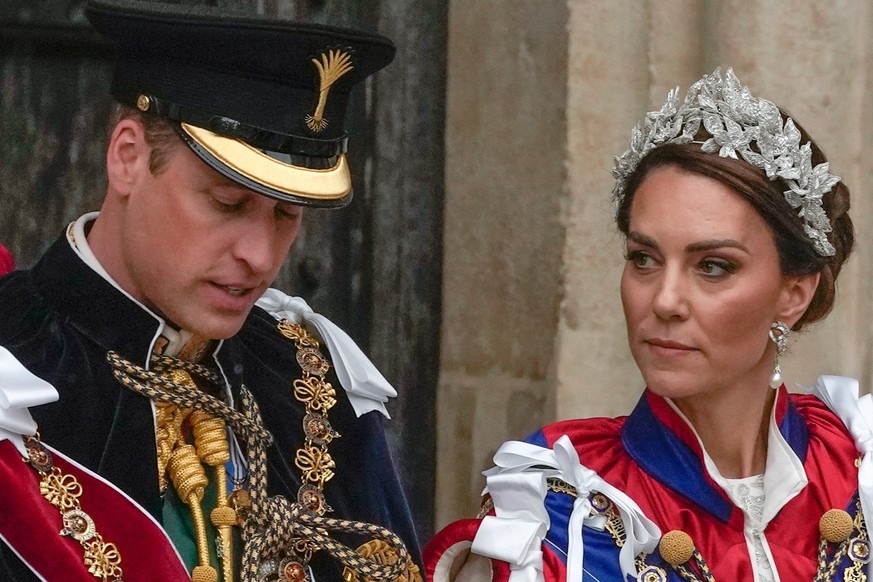 06.05.2023, Großbritannien, London: Kate, Prinzessin von Wales, und William, Prinz von Wales, verlassen Westminster Abbey nach der Krönung von König Charles III. und Königin Camilla. Zur Krönung von K ...