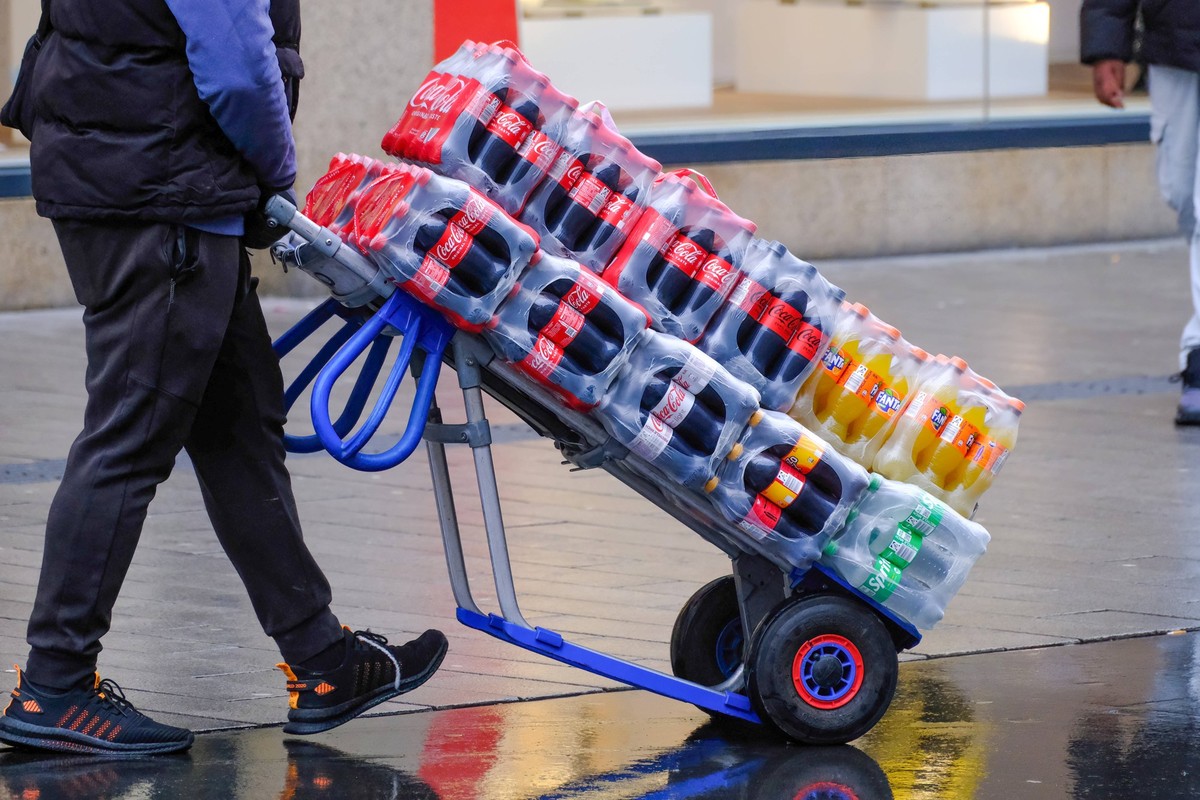D�sseldorf 03.02.2024 Lebensmittel Discounter Supermarkt Coca-Cola Sprite Fanta Mezzo Mix PET-Flaschen Plastikpfand Pfandflasche Kunstoffpfand Mikroplastik Pfandpflicht Kunststoffverpackung Flaschenpf ...