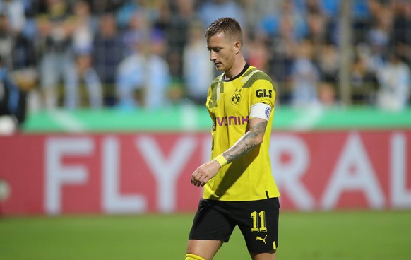 München, Deutschland 29. Juli 2022: Fussball, Herren, DFB Pokal, 1.Hauptrunde, Saison 2022/2023, TSV 1860 München - Borussia Dortmund, Grünwalder Stadion Marco Reus Borussia Dortmund mit Blick nach un ...