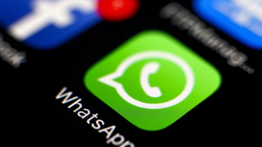 ARCHIV - 07.04.2016, Taiwan, Taipeh: Das Icon des Messengerdienstes WhatsApp und der Online-Plattform Facebook sind auf einem Smartphone zu sehen. (zu dpa «WhatsApp schiebt Einführung der neuen Datens ...