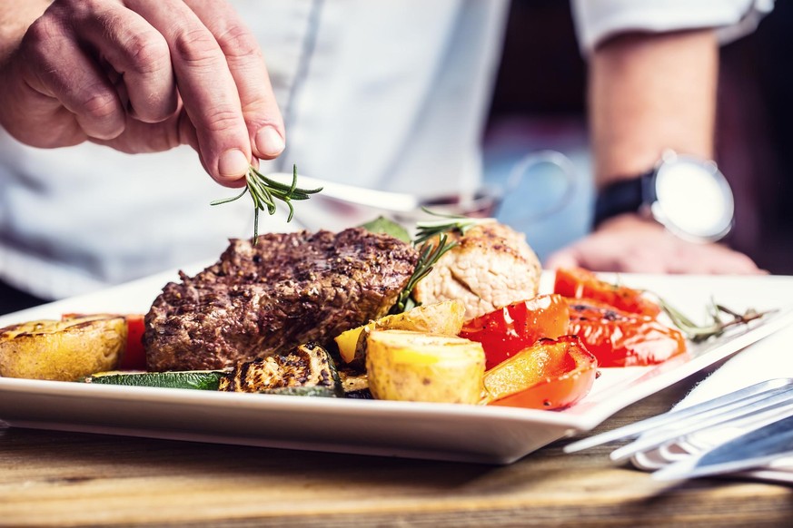 Steak Gericht, Mann im Hintergrund