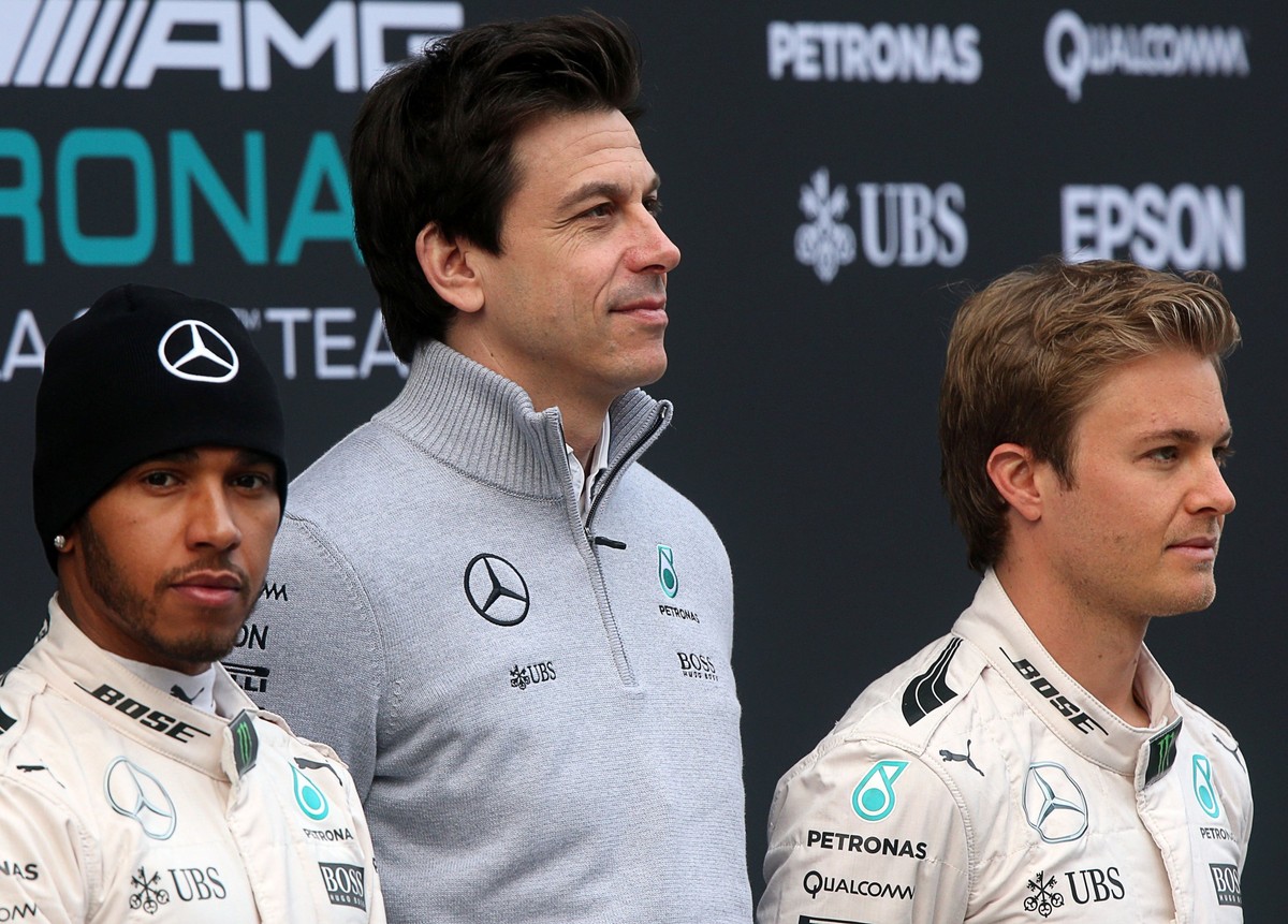 ARCHIV - 21.02.2016, Spanien, Barcelona: Der deutsche Formel-1-Pilot Nico Rosberg (R) und der britische Formel-1-Pilot Lewis Hamilton (L) vom Mercedes AMG Petronas Team sowie der österreichische Merce ...
