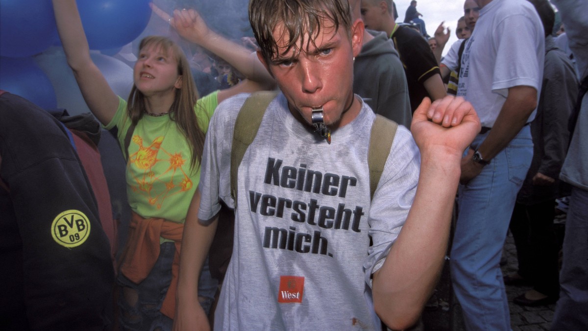 Bildnummer: 58867547 Datum: 13.07.2002 Copyright: imago/IPON
Keiner versteht mich - Loveparade DEU, Deutschland, Germany, Berlin, 13.07.2002 Jugendlicher mit T-shirt Keiner versteht mich auf der Lovep ...