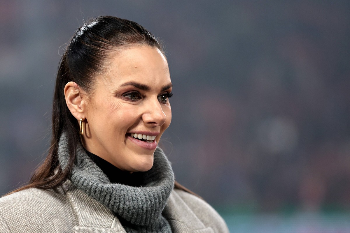 Esther Sedlaczek Fernsehmoderatorin beim DFB-Pokal Viertelfinale Saison 2024/25 Bayer 04 Leverkusen - 1. FC K�ln Copyright: Thomas Pakusch *** Esther Sedlaczek TV presenter at the DFB Cup quarter-fina ...