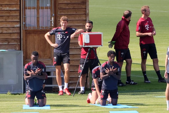 06.09.2021, FC Bayern Training, Saebenerstrasse, Fussball, im Bild: Bouna Sarr FCB, Thomas Mueller FCB, Datenanalyst Soner Mansuroglu FCB, Omar Richards FCB, Toni Tapalovic FCB und Trainer Julian Nage ...