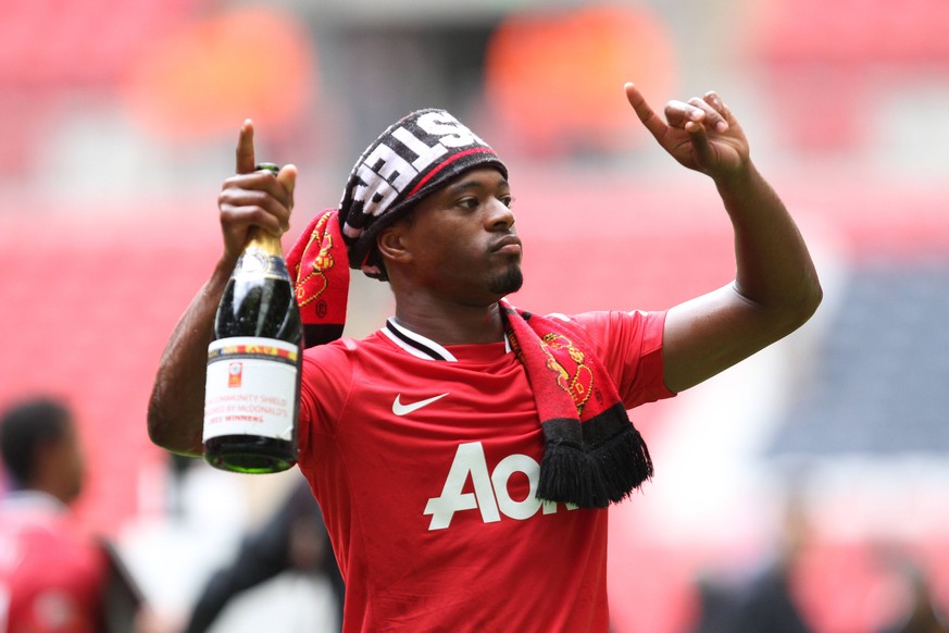 Bildnummer: 08337581 Datum: 07.08.2011 Copyright: imago/Paul Marriott
FA Community Shield - Manchester City v Manchester United / ManU . . 07.08.11 Patrice Evra (MU) celebrates with champagne at the  ...