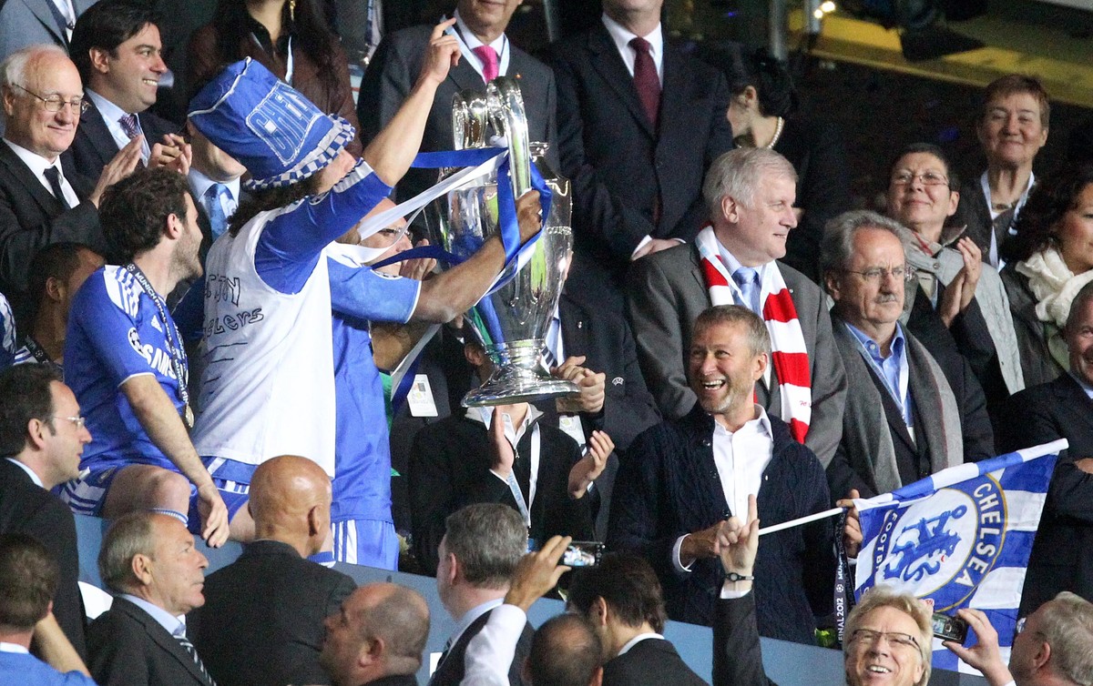 Chelsea Eigentümer Roman Abramowitsch (rechts mit Fahne ) freut sich mit den Spielern über den Championsleague Sieg , darüber Bayerns MinisterpräsidentHorst Seehofer und Münchens Oberbürgermeister Chr ...