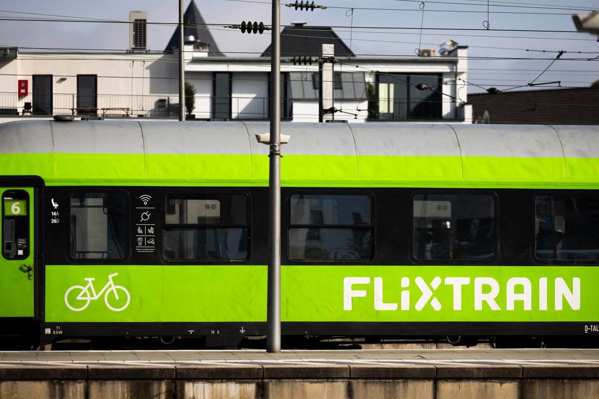 ARCHIV - 16.10.2023, Nordrhein-Westfalen, K�ln: Ein Flixtrain verl�sst den Hauptbahnhof. (zu dpa: �Reichweite von Flixtrain-Tickets vergr��ert sich in NRW�) Foto: Rolf Vennenbernd/dpa +++ dpa-Bildfunk ...