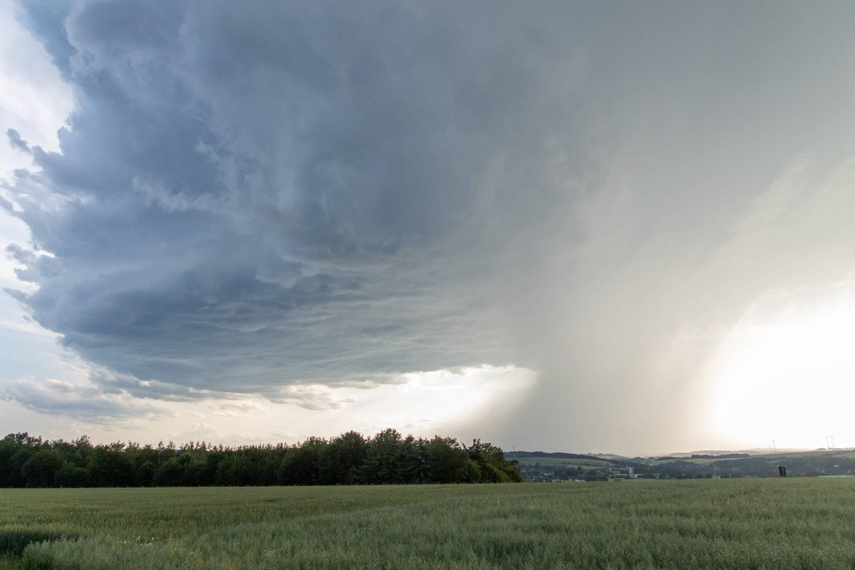 News Bilder des Tages 240618Hagelunwetter News ID: EN 2024-06-18 Superzelle �berquert Westsachsen und Erzgebirge Autofahrer retten sich im Hagelschlag unter Tankstelle Hartenstein. Heftige Unwetter ha ...