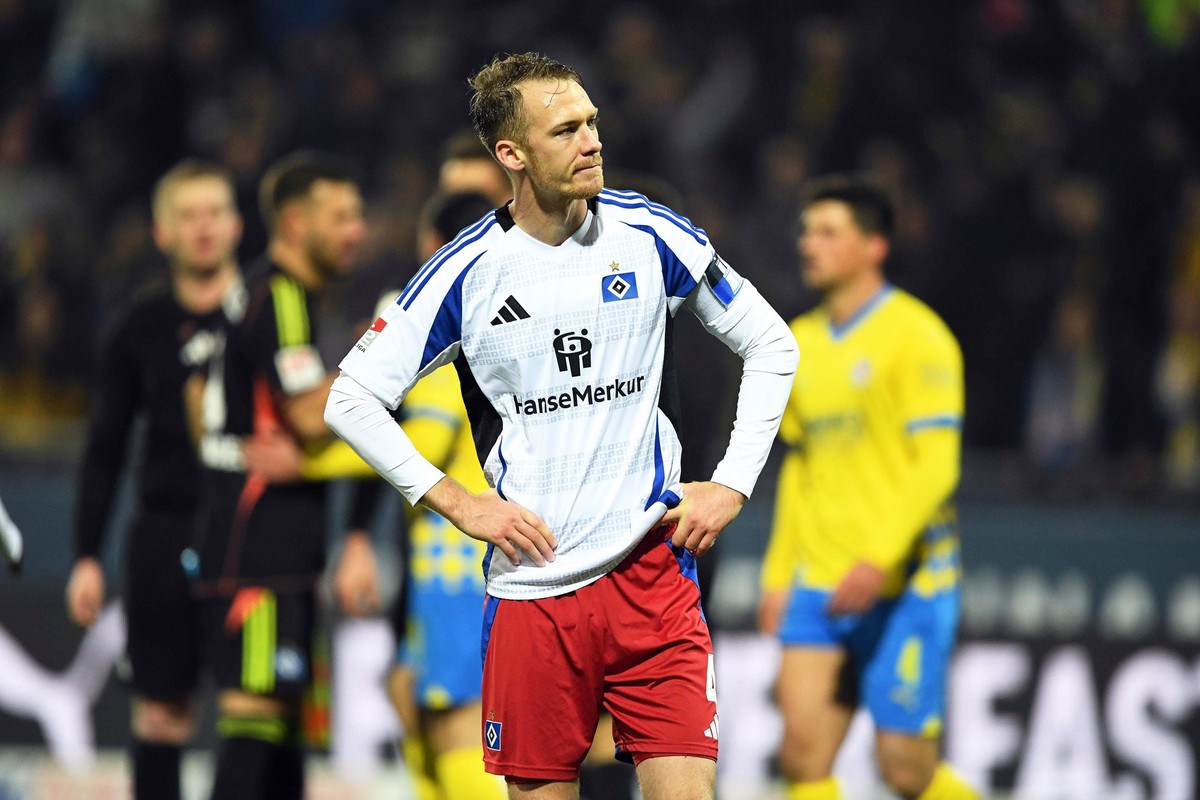 ARCHIV - 08.11.2024, Niedersachsen, Braunschweig: Fußball: 2. Bundesliga, Eintracht Braunschweig - Hamburger SV, 12. Spieltag, Eintracht-Stadion. Hamburgs Sebastian Schonlau reagiert nach dem Schlussp ...